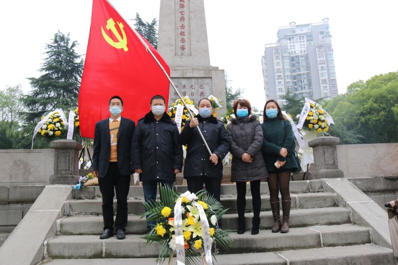 湘北汽運(yùn)黨支部主題黨日活動，緬懷抗日英烈，祭掃墓地，敬獻(xiàn)花籃。