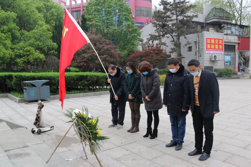 湘北汽運(yùn)黨支部主題黨日活動，緬懷抗日英烈，祭掃墓地，敬獻(xiàn)花籃。