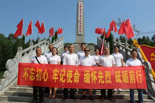 湘北公司黨支部深入革命老區(qū)緬懷先烈、慰問困難群眾。